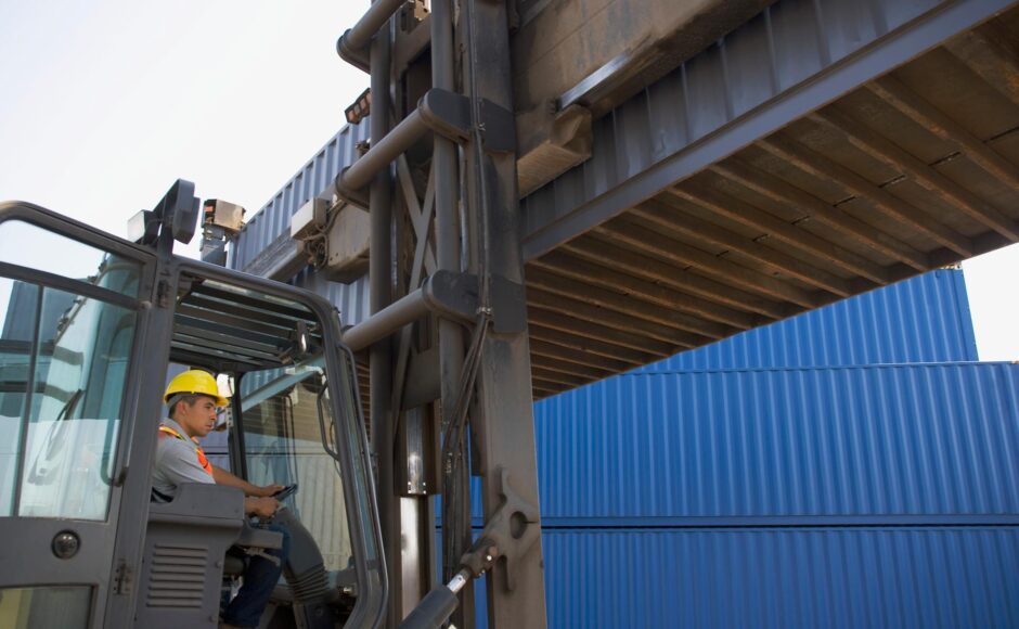 How To Choose The Right Shipping Containers Lifting Equipment
