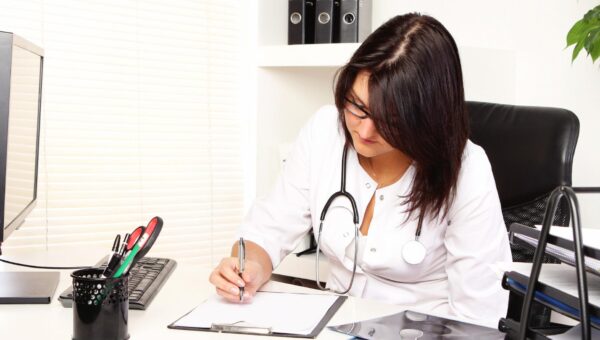 How A Diploma Program In Medical Office Administration Can Help In A Good Career?